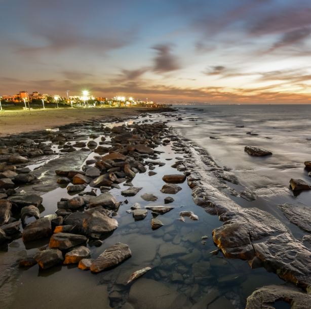 La costa de Naharia después del atardecer