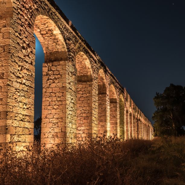 Restos de un antiguo acueducto romano durante la noche